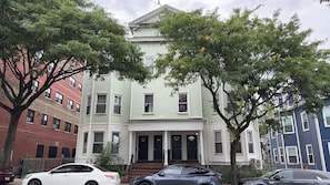 Exterior - Spacious 4 bedroom apartment in adorable Boston with AC (Boston)