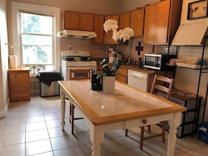 Private kitchen - Spacious 4 bedroom apartment in adorable Boston with AC (Boston)
