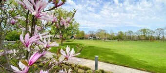 Romantic Room Nestled in Scenic Green Spaces with Direct Access to Park