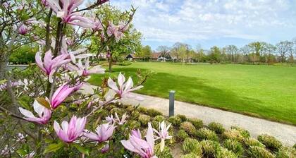 Romantic Room Nestled in Scenic Green Spaces with Direct Access to Park