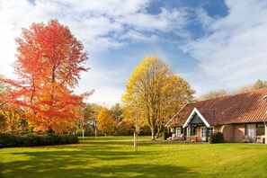 Exterior - Romantic Room Nestled in Scenic Green Spaces with Direct Access to Park (Ootmarsum)