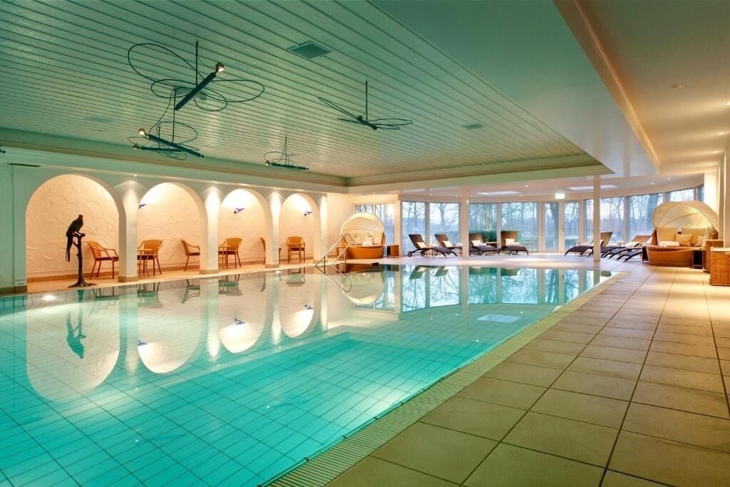 Una piscina cubierta, una piscina climatizada