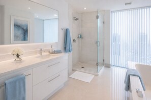 Superior-Zimmer | Badezimmer | Kostenlose Toilettenartikel, Haartrockner, Handtücher, Seife