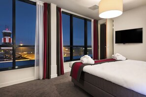 Room - A Comfortable Stay a Short Walk from the Terminal! Onsite Dining! Rooftop Bar (Rotterdam)