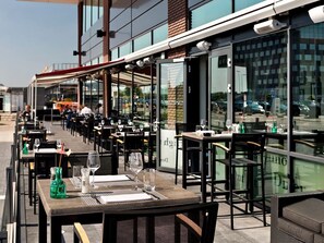 Outdoor dining - Rotterdam Convenience – Onsite Dining & Airport Access! (Rotterdam)