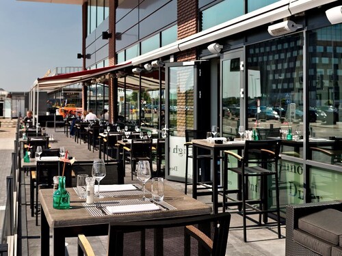 Rotterdam Convenience – Onsite Dining & Airport Access!