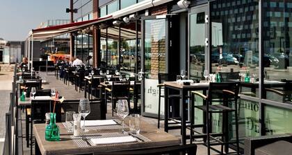 Rotterdam Convenience – Onsite Dining & Airport Access!