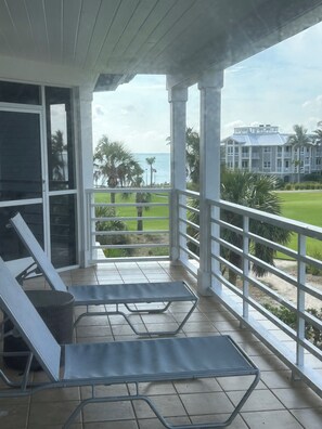 Property grounds - Enjoy golf course & gulf water views at 1666 Lands End Village, a 3-bedroom, 3-bath Captiva condo just a quick walk to Sunset Beach. Guests have access to the association pool, BBQ grills, and pickleball & tennis court. 5-night minimum. Photos coming (Captiva Island)