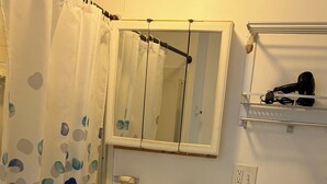 Suihku, hiustenkuivaaja, pyyhkeet, saippua