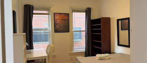 Tabla de planchar con plancha, wifi y ropa de cama
