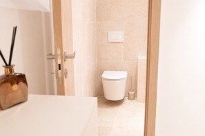 Shower, hair dryer, towels, soap - Vrbo Property (Antibes)