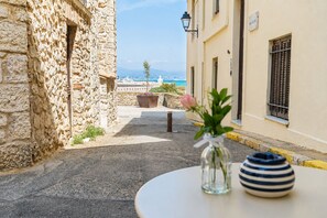 Outdoor dining - Vrbo Property (Antibes)