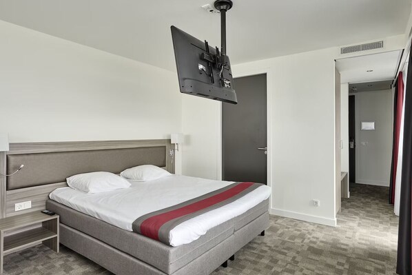 Room - Modern Stay with Parking, Dining & Easy Airport Walk! (Rotterdam)