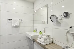 Bathroom - Modern Stay with Parking, Dining & Easy Airport Walk! (Rotterdam)