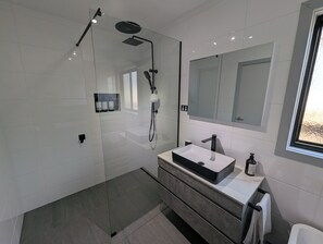 Shower, hair dryer, towels, soap - Peaceful escape at smiths beach - modern kitchen, amazing garden and pool room (Smiths Beach)