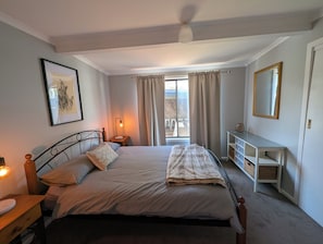4 bedrooms, desk, travel cot, free WiFi