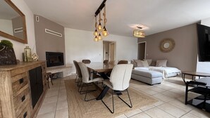 A modern living room with a dining area, a sofa set, and a fireplace. - 6 guests house with private pool in Eyguières Alpilles (Eyguières)