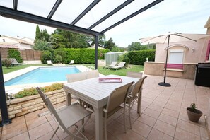 Outdoor dining - 6 guests house with private pool in Eyguières Alpilles (Eyguières)