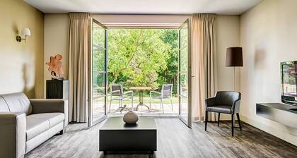 Peaceful Stay! Onsite Dining, Free Parking! Close to Vrijheidsmuseum!