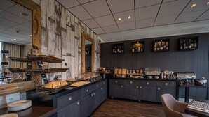 Ett modernt kök med en rustik trävägg, en buffé och en kaffestation.