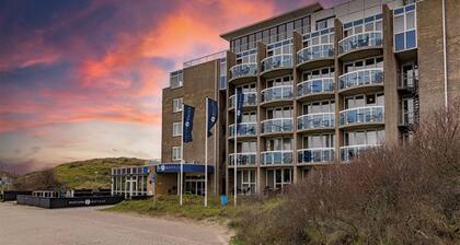 Oceanfront Retreat by Fletcher Zeeduin – Nature, Sea, and Luxury Combined