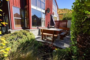 Outdoor dining - Cardrona Sanctuary by Aotearoa Escapes (Cardrona)