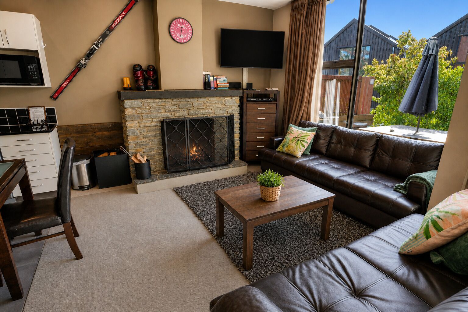 Smart TV y chimenea 