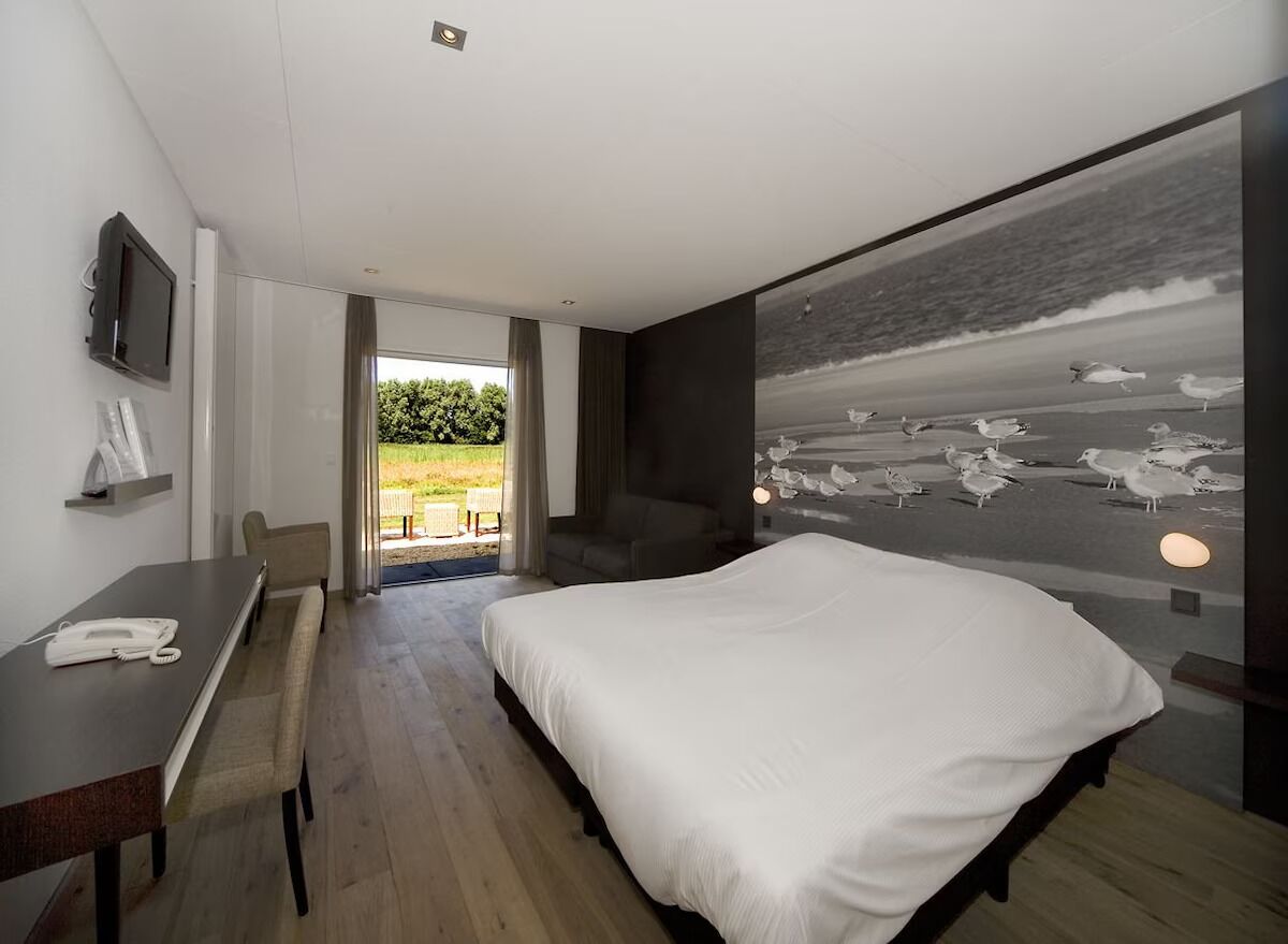 Tabla de planchar con plancha, wifi gratis y ropa de cama 