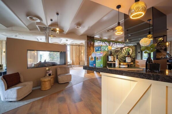 Un interior moderno con una encimera de cocina, zona de estar y un amplio ventanal.