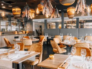 Dining - Comfortable Hotel Room in Zevenbergen – Near Moerdijk Port, Parking & Dining (Zevenbergen)