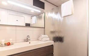 Bathroom - Comfortable Hotel Room in Zevenbergen – Near Moerdijk Port, Parking & Dining (Zevenbergen)