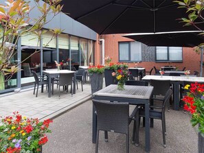 Outdoor dining - 2 Central Rooms Near The Hague – Explore Local Attractions (Zevenbergen)