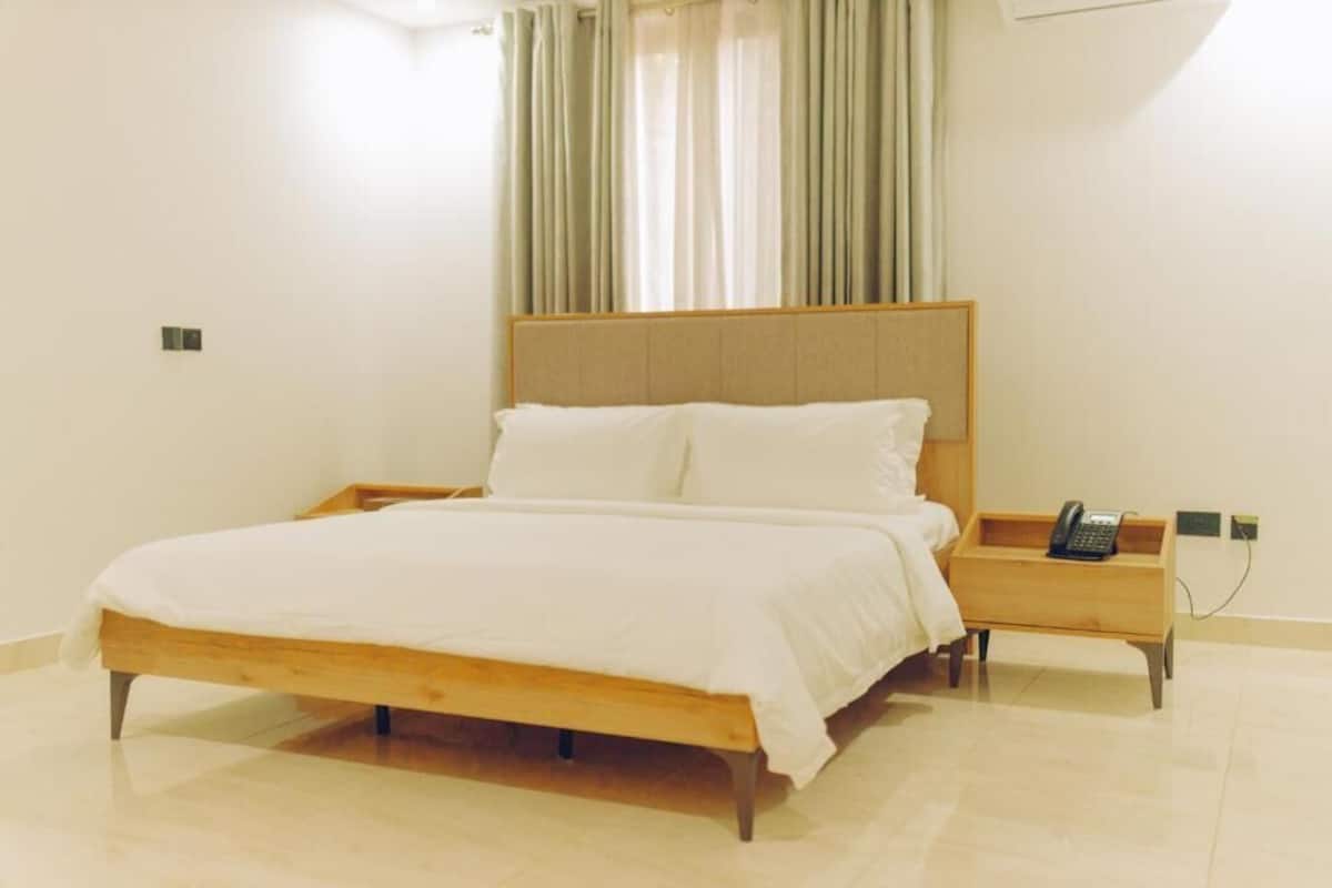 Departamento, 1 cama King size | Caja de seguridad en la habitación, escritorio y insonorización