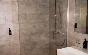 Bathroom - 4 Rooms with Convenient Location for City Trips and Outdoor Fun (Zevenbergen)
