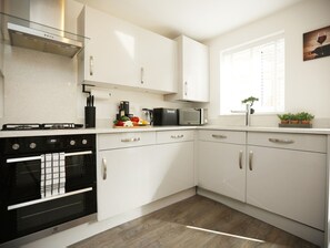 4 bedrooms - Spacious 4BR Contractor Family Home Parking (Calne)