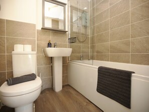 House - Spacious 4BR Contractor Family Home Parking (Calne)