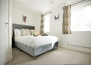 House - Spacious 4BR Contractor Family Home Parking (Calne)