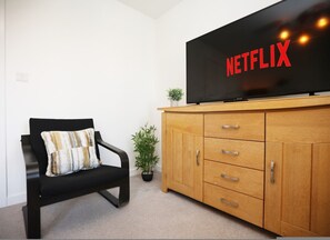 House - Spacious 4BR Contractor Family Home Parking (Calne)