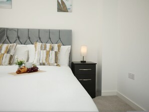 4 bedrooms - Spacious 4BR Contractor Family Home Parking (Calne)