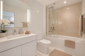 Superior-Zimmer | Badezimmer | Kostenlose Toilettenartikel, Haartrockner, Handtücher, Seife