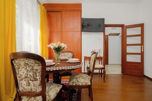 Dining - Cozy Studio by the Market Square | Fountain Park (Warszawa)