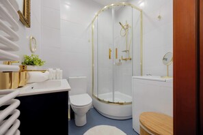 Shower, hair dryer, towels, shampoo - Cozy Studio by the Market Square | Fountain Park (Warszawa)