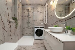 Shower, hair dryer, towels, shampoo - Modern Studio with Parking | Near the Park (Łódź)