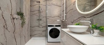 Modern Studio with Parking | Near the Park