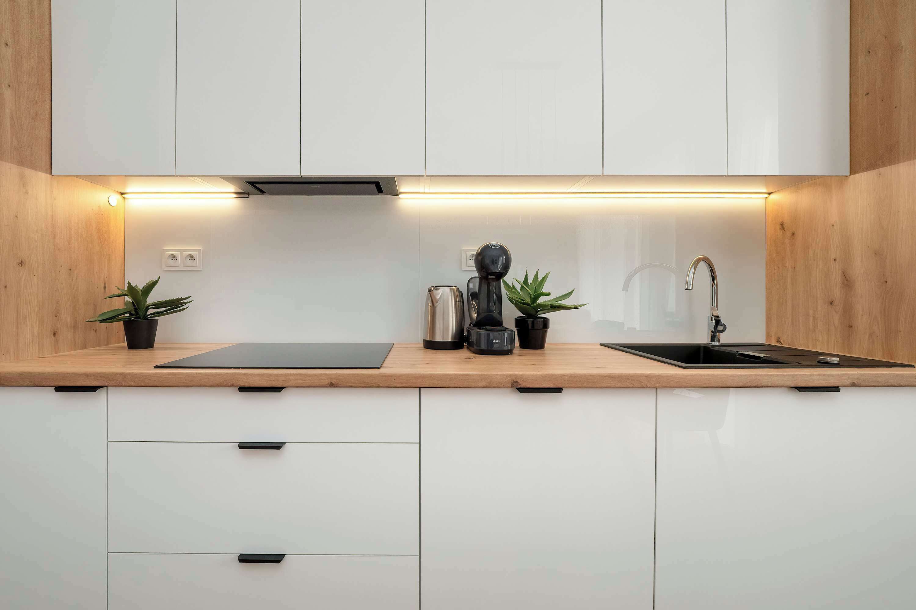 Réfrigérateur, four à micro-ondes, un four, surface de cuisson