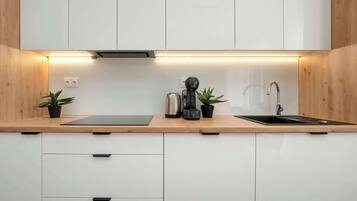 Réfrigérateur, four à micro-ondes, un four, surface de cuisson