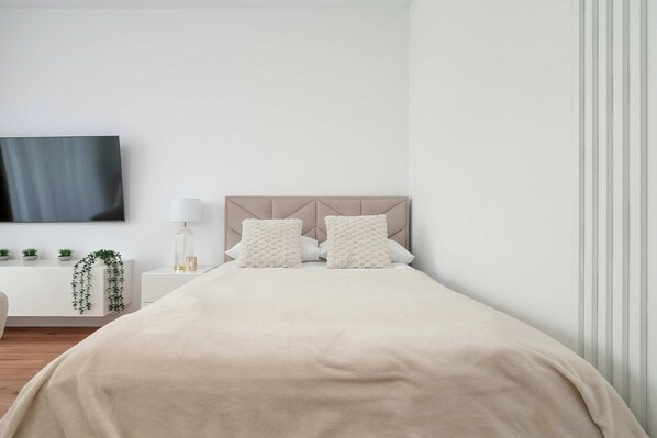 Iron/ironing board, travel cot, WiFi, bed sheets - Modern Studio with Parking | Near the Park (Łódź)