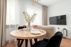 Dining - Modern Studio with Parking | Near the Park (Łódź)