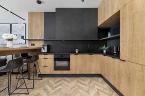 Fridge, microwave, oven, stovetop - Modern Apartment with a Balcony | Parking | Workspace (Katowice)