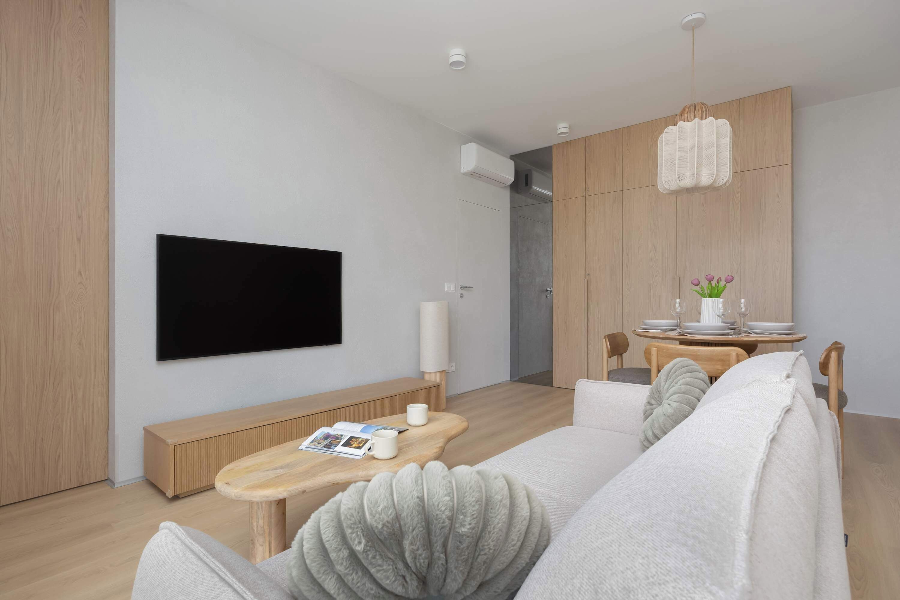 Een televisie en een kantoor